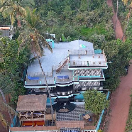 Tropical Wave Hostel Morjim Goa Eksteriør billede