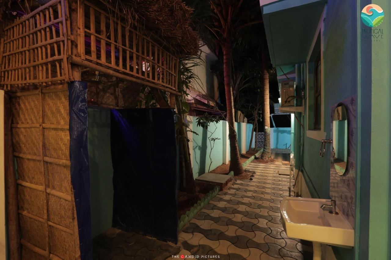 Tropical Wave Hostel Morjim Goa Eksteriør billede