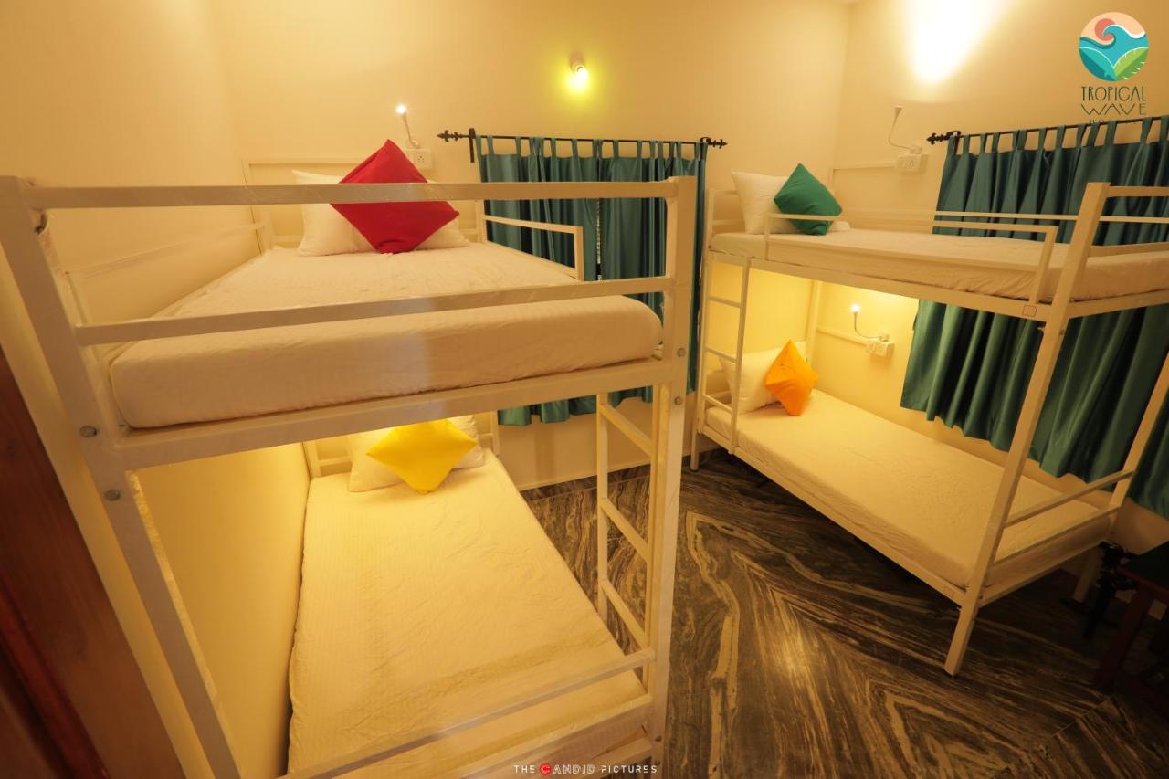 Tropical Wave Hostel Morjim Goa Eksteriør billede