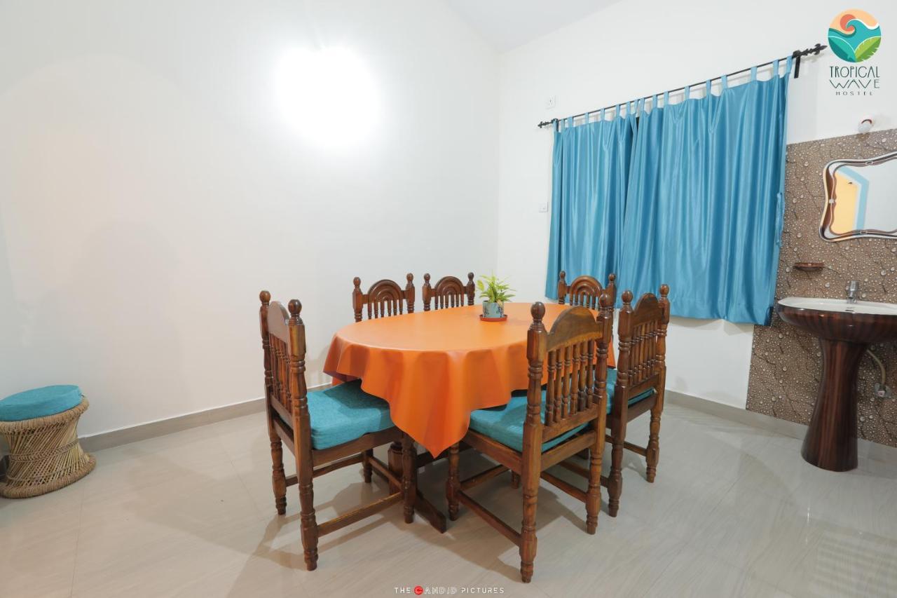 Tropical Wave Hostel Morjim Goa Eksteriør billede