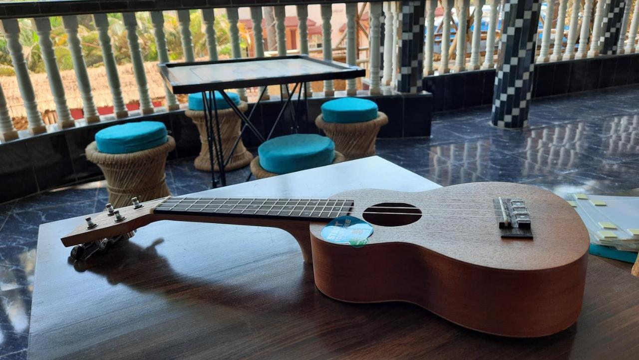 Tropical Wave Hostel Morjim Goa Eksteriør billede