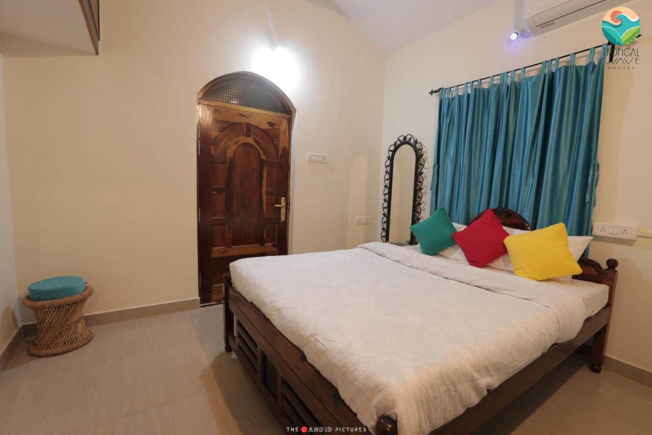 Tropical Wave Hostel Morjim Goa Eksteriør billede