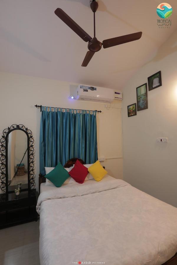 Tropical Wave Hostel Morjim Goa Eksteriør billede