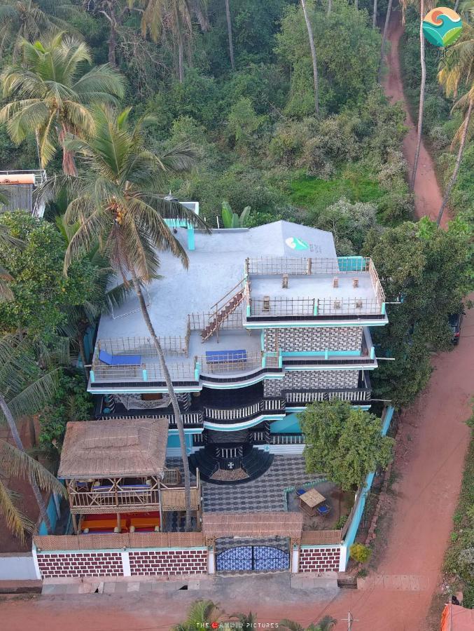 Tropical Wave Hostel Morjim Goa Eksteriør billede