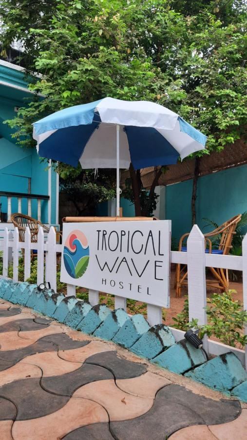Tropical Wave Hostel Morjim Goa Eksteriør billede