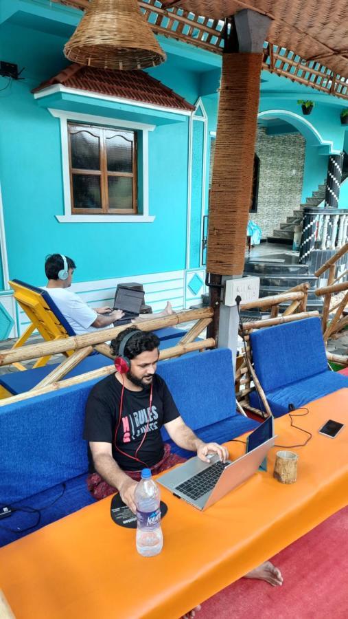 Tropical Wave Hostel Morjim Goa Eksteriør billede