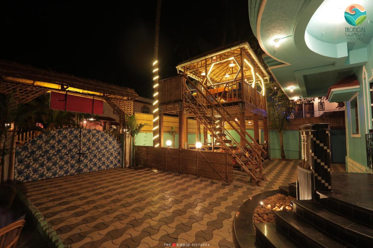 Tropical Wave Hostel Morjim Goa Eksteriør billede