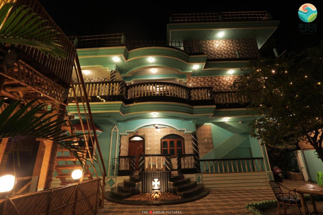 Tropical Wave Hostel Morjim Goa Eksteriør billede