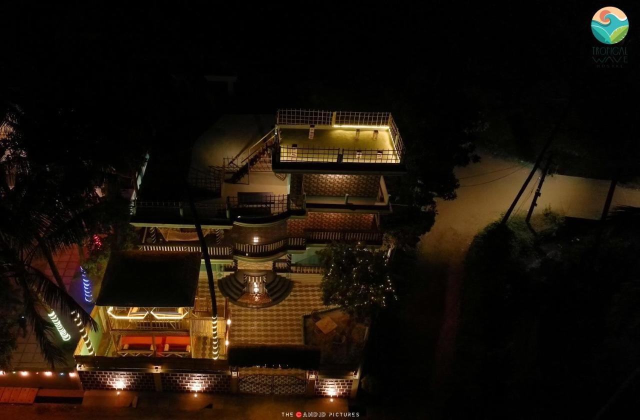Tropical Wave Hostel Morjim Goa Eksteriør billede