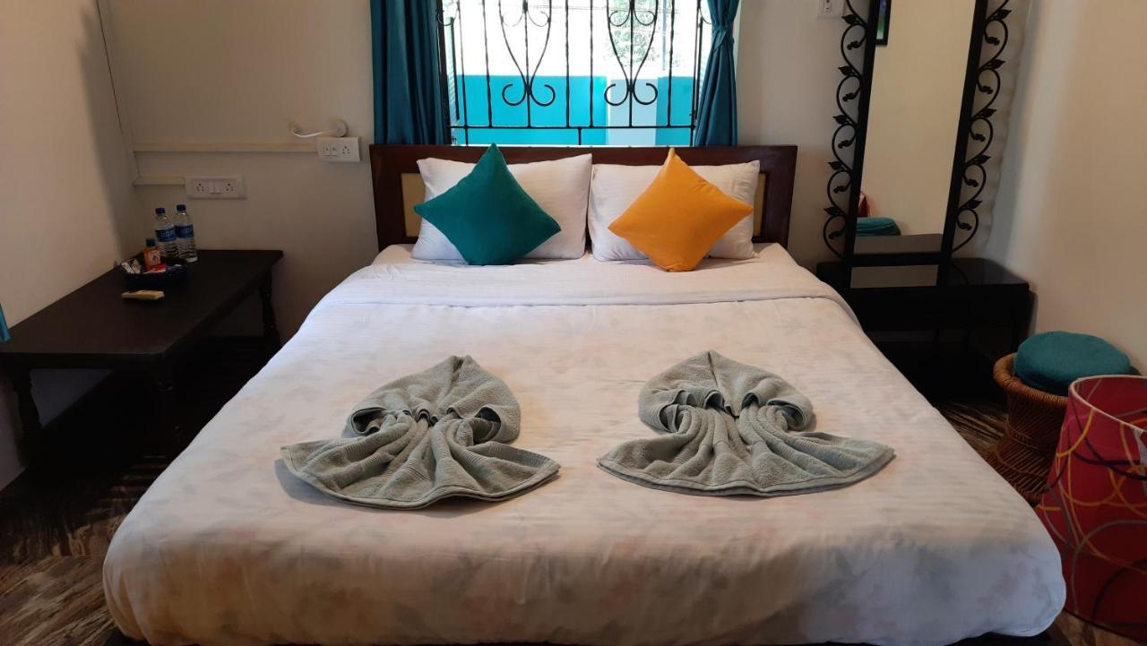 Tropical Wave Hostel Morjim Goa Eksteriør billede
