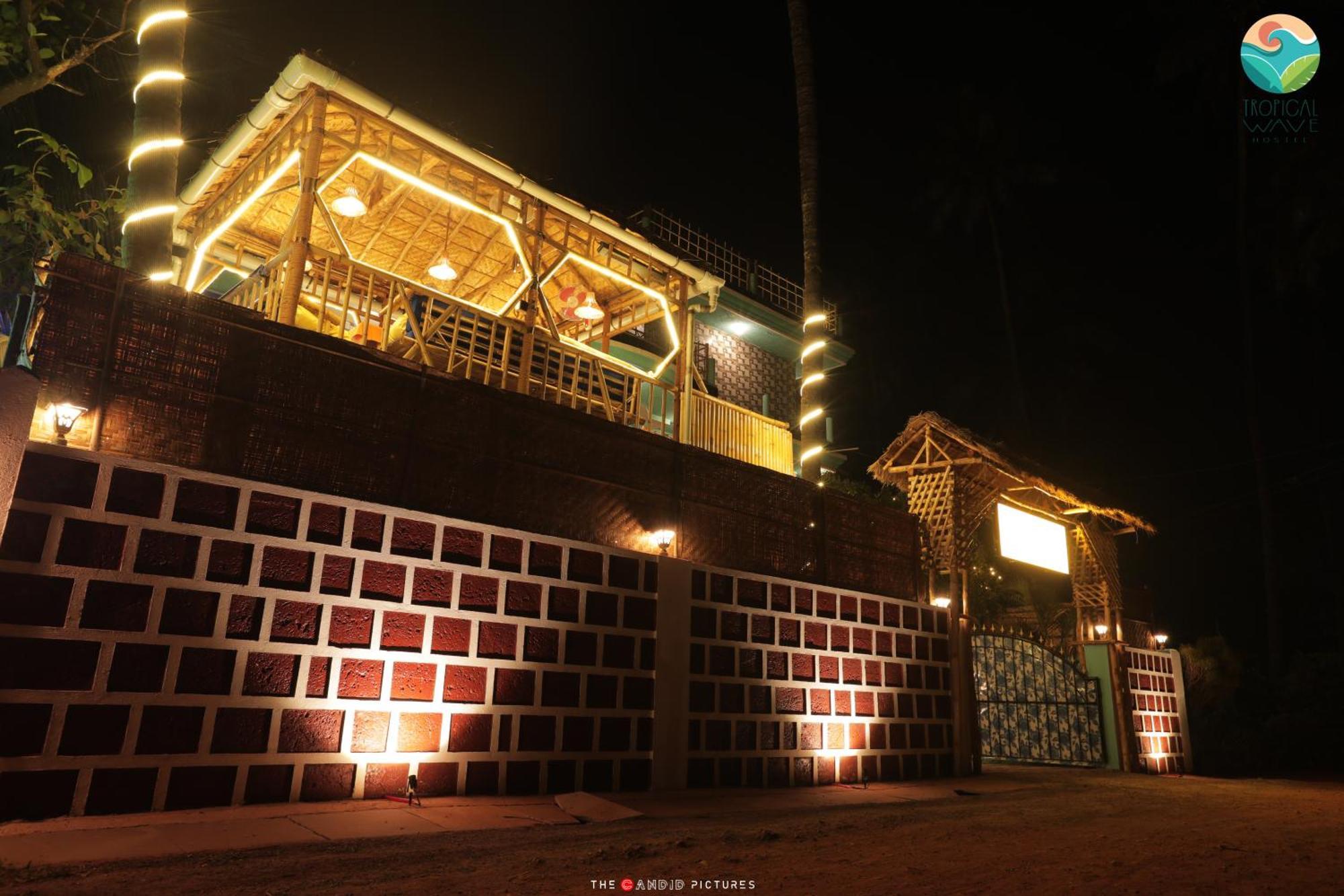 Tropical Wave Hostel Morjim Goa Eksteriør billede
