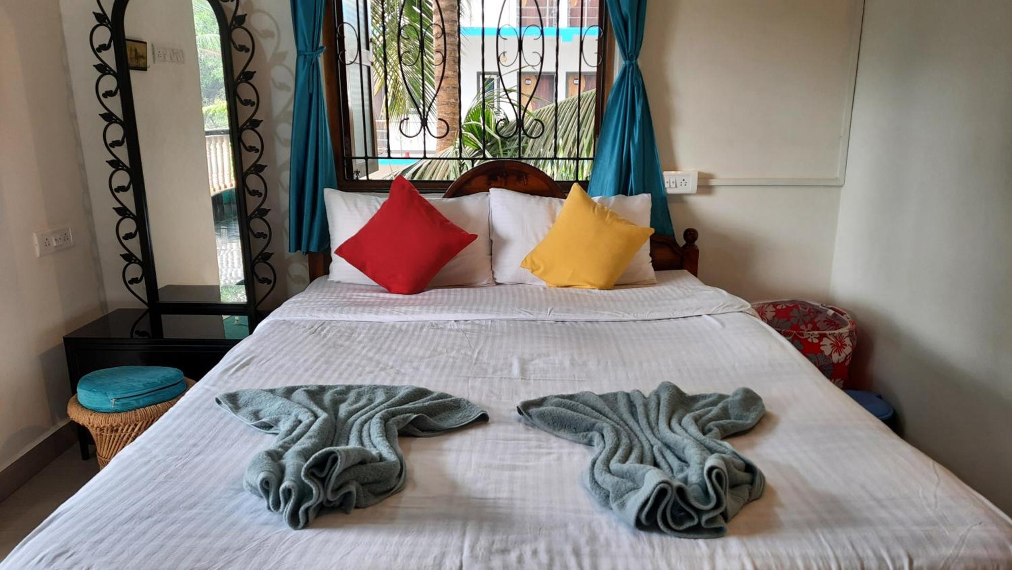 Tropical Wave Hostel Morjim Goa Eksteriør billede