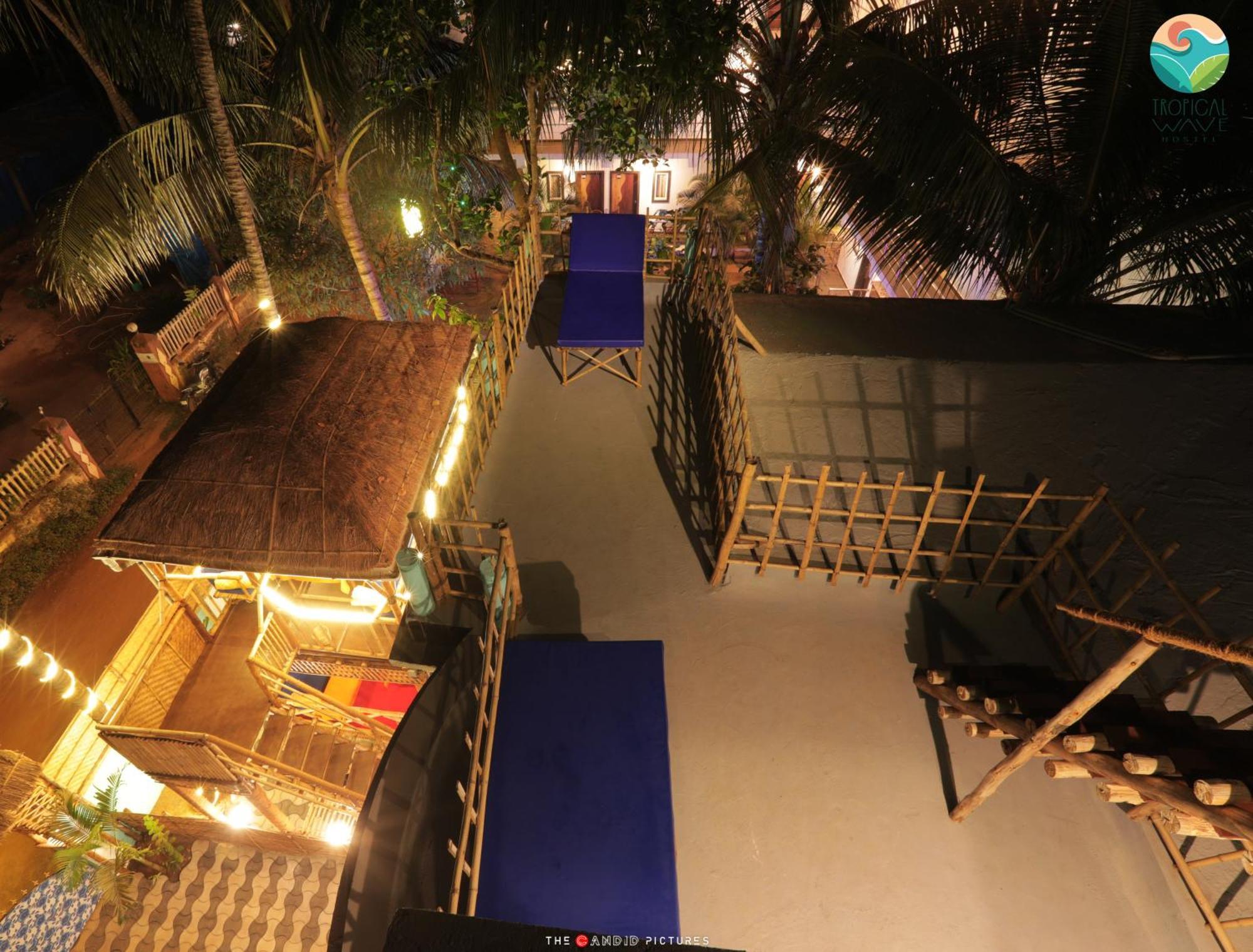 Tropical Wave Hostel Morjim Goa Eksteriør billede